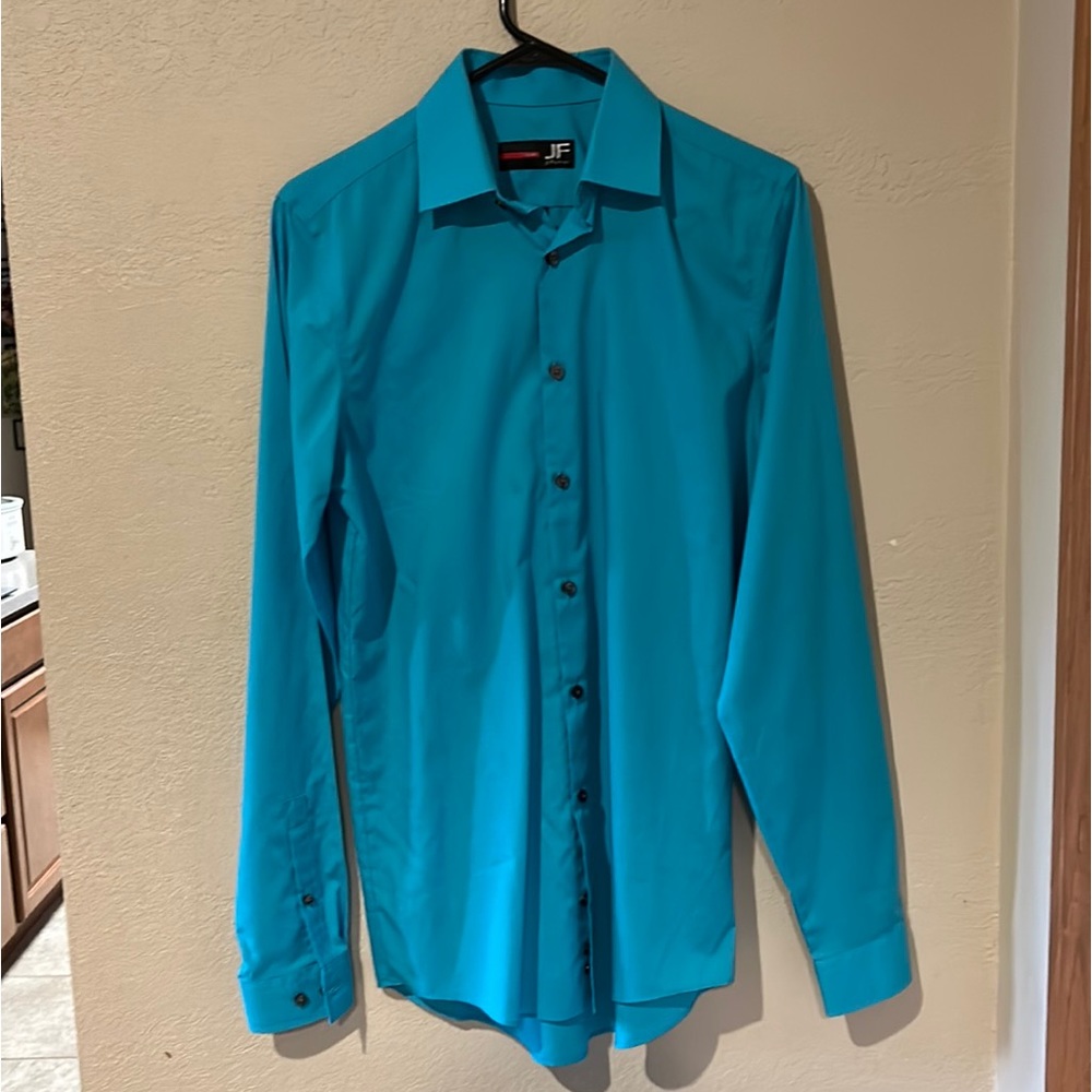 Men’s slim dress shirt size small